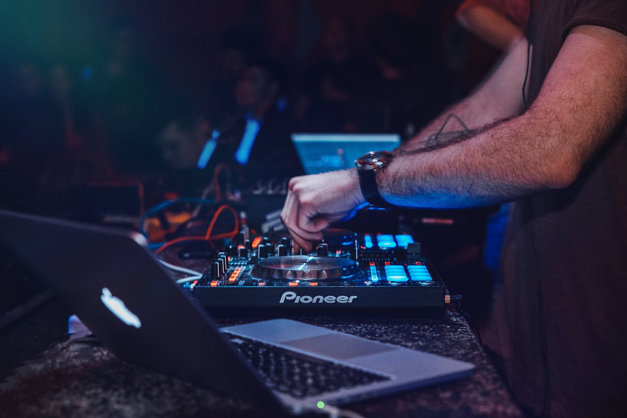 ¿Qué hace y que funciones tiene un DJ?